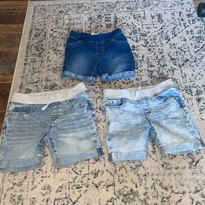 3 euc girls shorts, 2 suze 7/8 and 1 size 7 all are stretchy fit
